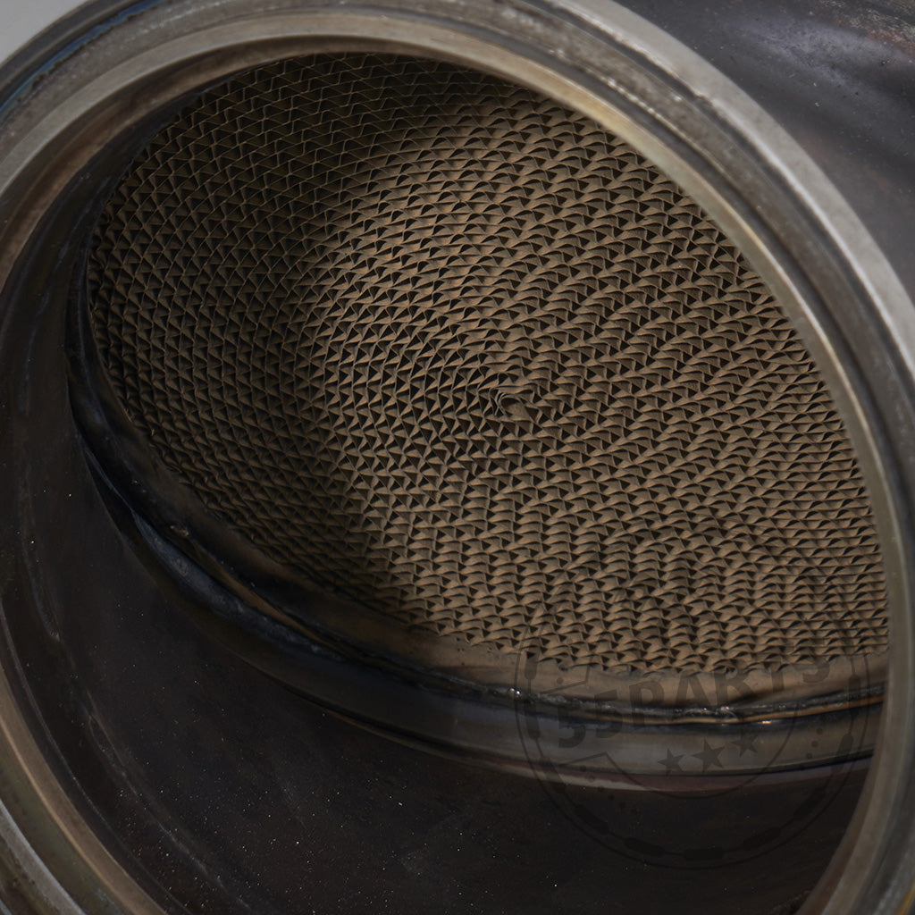 Nahaufnahme der metallischen Wabenstruktur im Inneren der 55Parts Special OEM Downpipe mit 300 Zeller, passend für BMW M140i, M240i, M340i, 440i, 540i, 640i, 840i, Z4 und Supra B58(TU) F- und G-Serie.