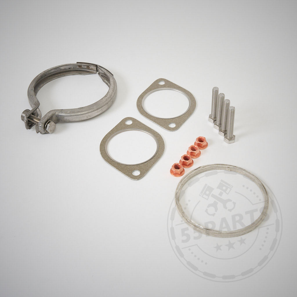 Das 55Parts Einbauset Downpipe passend für BMW 135i, 335i(x) N55 E-Serie wird mit einer Metallklemme, Dichtungen, Schrauben, Unterlegscheiben und einem Ring auf einer weißen Oberfläche geliefert.