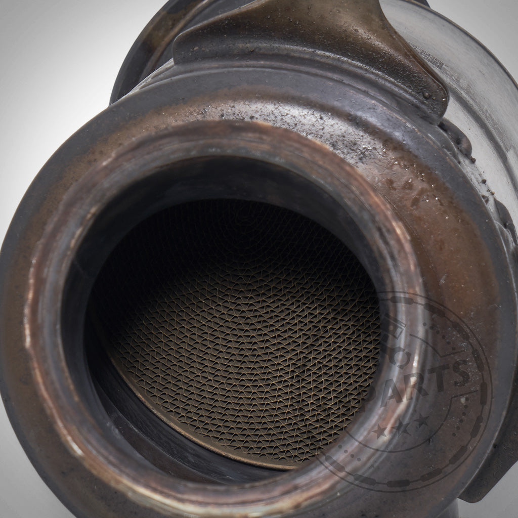 Nahaufnahme des 55Parts OEM-Downpipes mit 300 Zeller passend für BMW x35i N55 E+F Serie EWG und PWG, die die Wabenstruktur im Metallgehäuse hervorhebt.