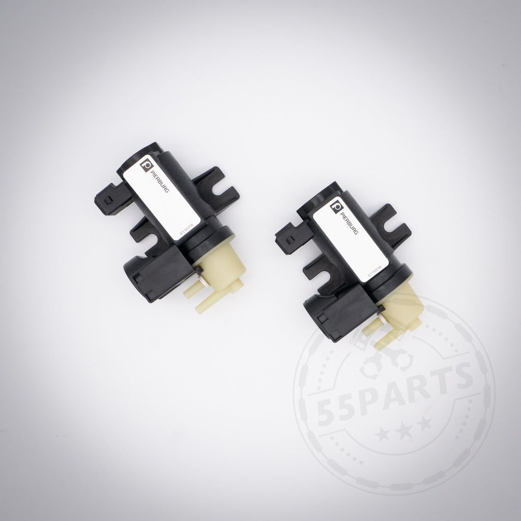 Zwei schwarz-beige Pierburg-Druckwandler passend für BMW 135i, 1er M Coupé, 335i(x), Z4 35iS N54 sind auf einem hellgrauen Hintergrund mit einem schwachen 55Parts-Wasserzeichen abgebildet.