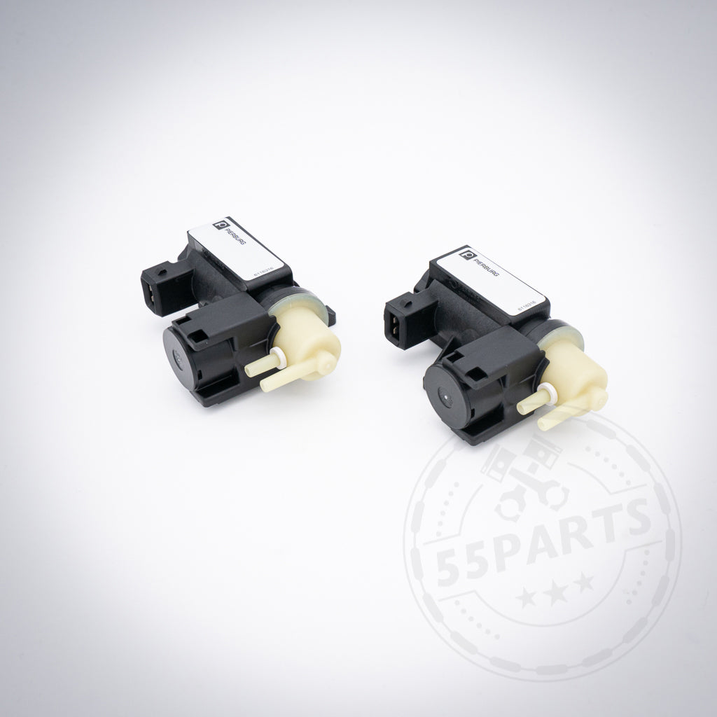 Zwei schwarz-beige Pierburg-Druckwandler-Magnetventile passend für BMW 135i, 1er M Coupé, 335i(x), Z4 35iS N54, abgebildet auf weißem Hintergrund mit einem schwachen 55Parts-Logo-Wasserzeichen.
