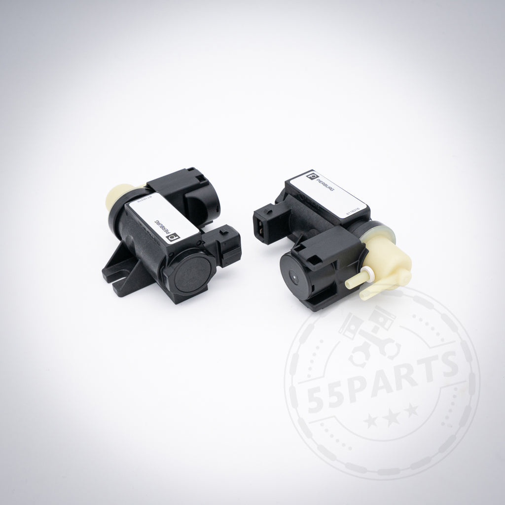 Auf weißem Hintergrund mit dezentem 55Parts-Logo sind zwei schwarz-weiße Pierburg-Druckwandlerventile passend für BMW 135i, 1er M Coupé, 335i(x) und Z4 35iS N54 abgebildet.