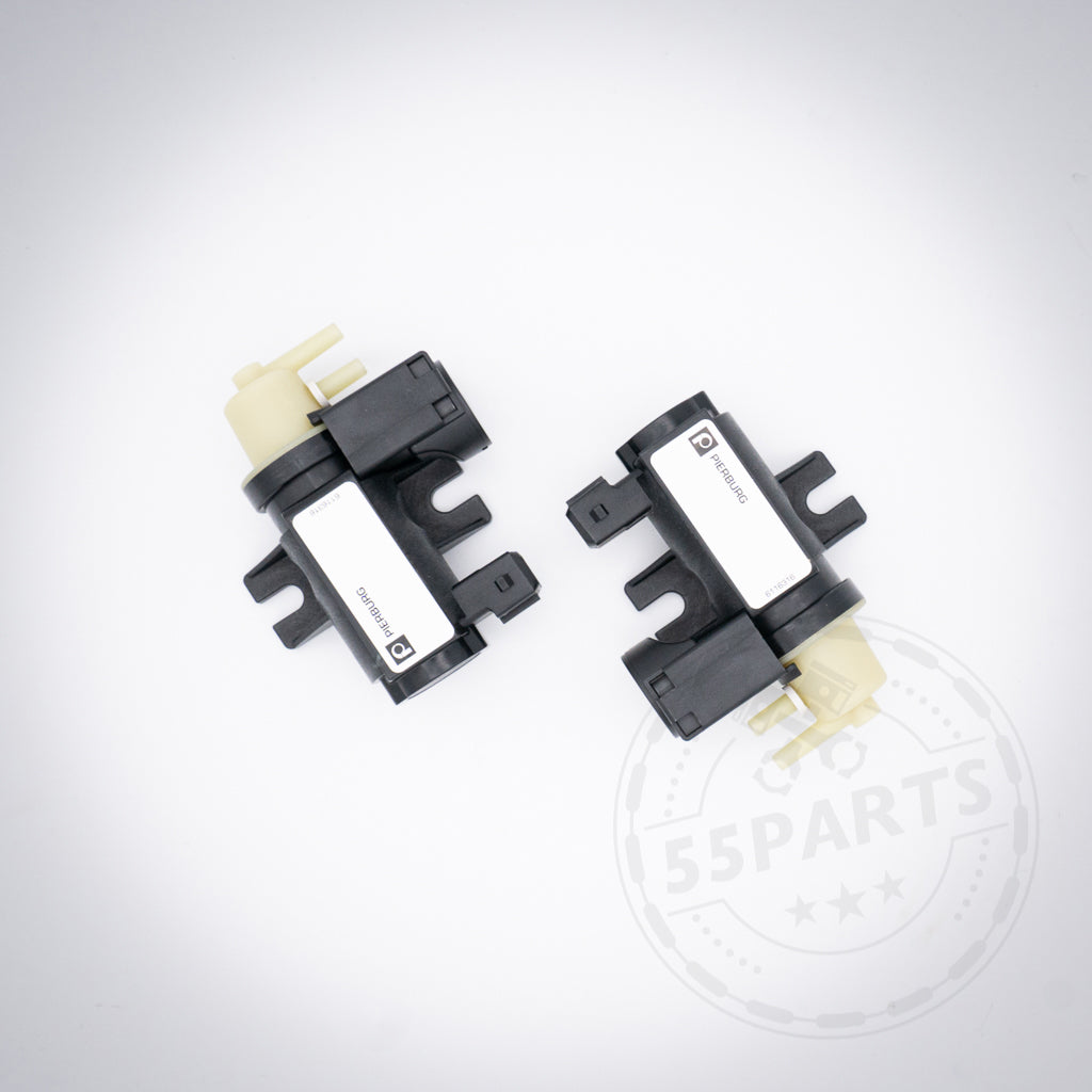 Zwei schwarz-beige Magnetventile von Pierburg, „Druckwandler passend für BMW 135i, 1er M Coupe, 335i(x), Z4 35iS N54“, zur Turbo- und Wastegate-Steuerung auf weißem Hintergrund mit einem schwachen 55Parts-Wasserzeichen.