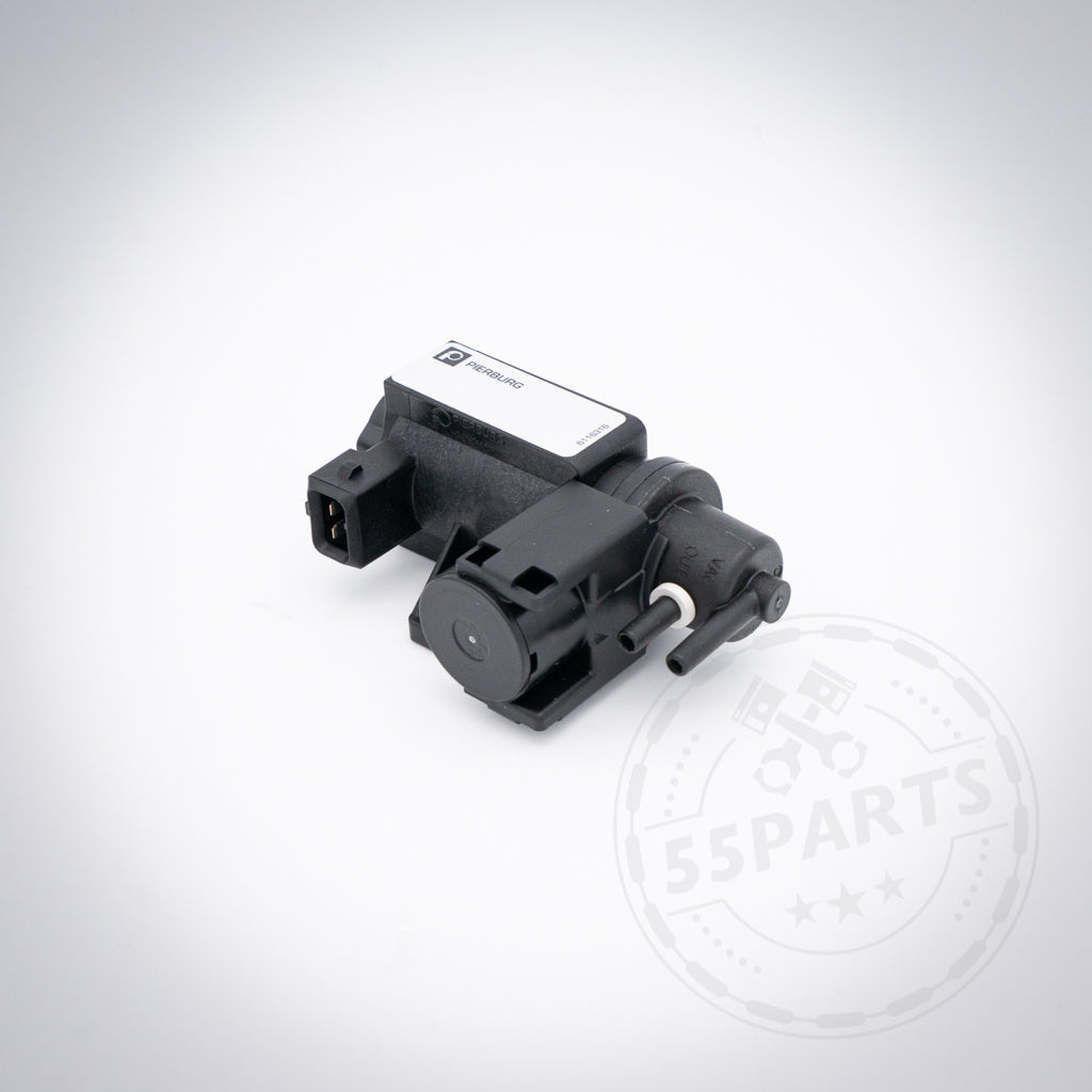 Schwarzer Pierburg-Druckwandler passend für BMW (M)135i, M235i, 335i, 435i N55 PWG (bis 06.2012), bezogen auf Turboladertechnologie und Ladedruck, dargestellt auf weißem Hintergrund mit einem schwachen 55Parts-Wasserzeichen.