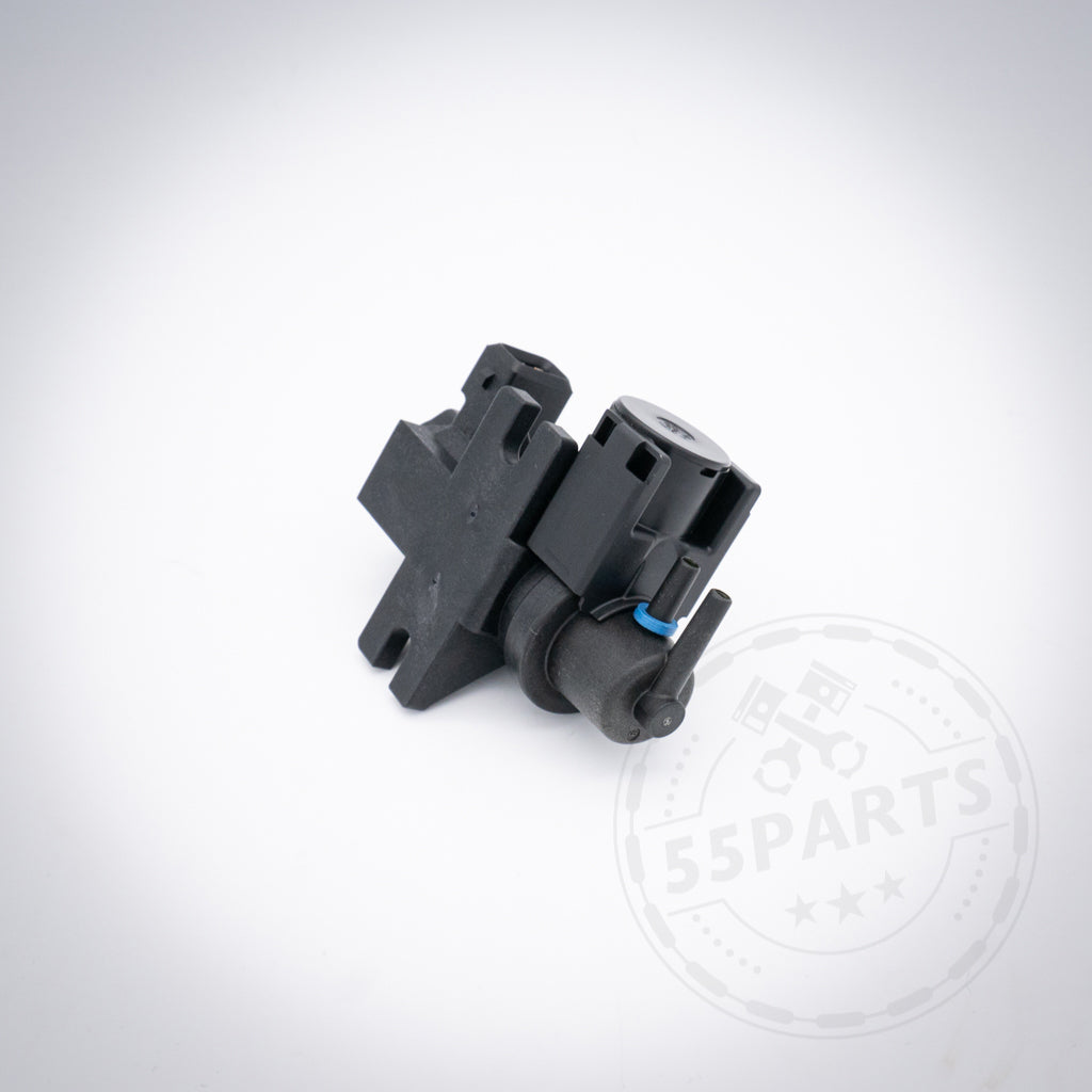 Pierburg Druckwandler passend für BMW (M)135i, M235i, 335i, 435i N55 PWG (bis 06.2012) aus schwarzem Kunststoff mit Stecker, auf weißem Hintergrund mit dezentem 55Parts Wasserzeichen.