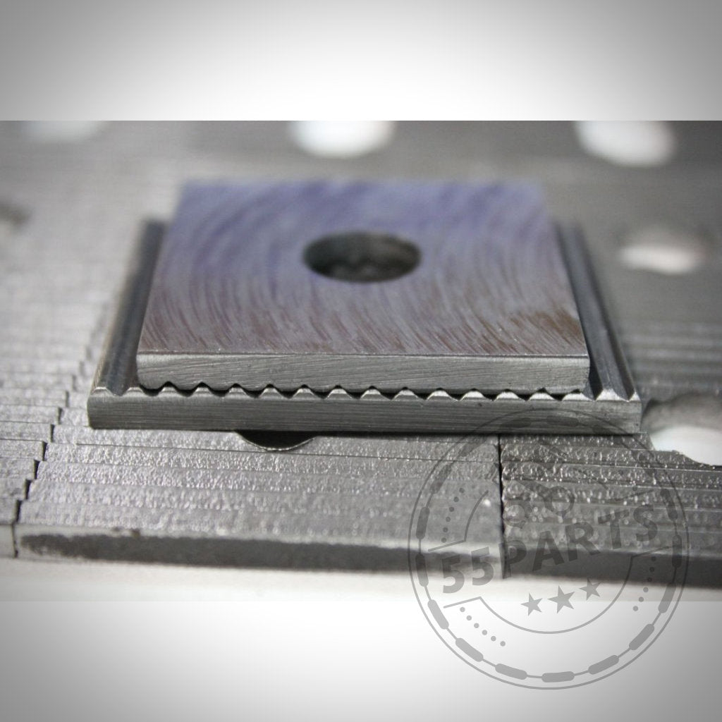 Nahaufnahme einer gezackten quadratischen Metallplatte mit einem zentralen Loch, der 55Parts Hinterachse Spur und Sturz Einstellplatte, passend für die Modelle BMW 3er E30, E34, E36 (Kompakt) und Z3.