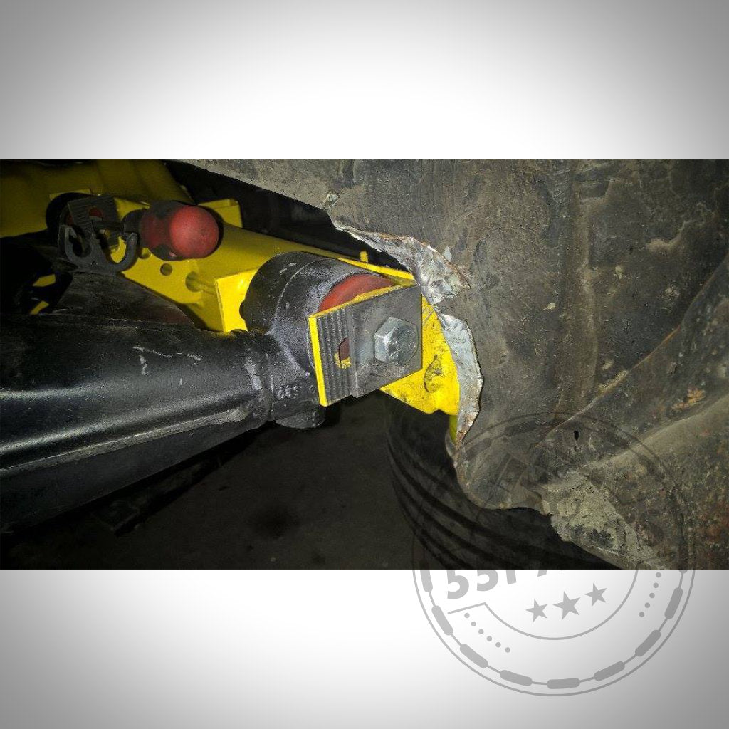 Nahaufnahme einer 55Parts Hinterachse Spur und Sturz Einstellplatte passend für BMW 3er E30, E34, E36 (Kompakt) oder Z3, montiert auf einem rostigen Fahrzeugchassis.