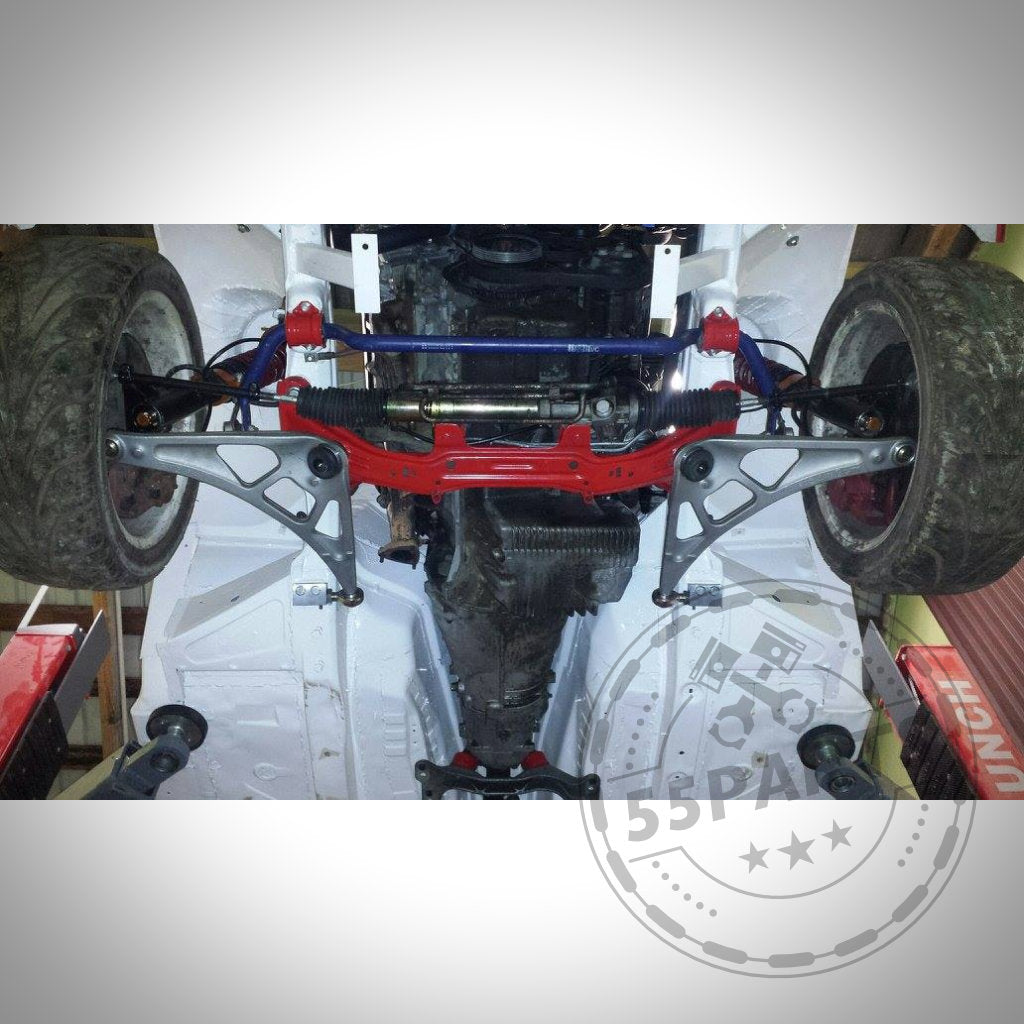 Unterbodenansicht mit Darstellung von Fahrwerk, Aufhängung, Zahnstange und Sturzverstellung mit dem 55Parts-Exklusivprodukt: Sturzeinstellblock Uniball, passend für BMW 3er E30, E36.