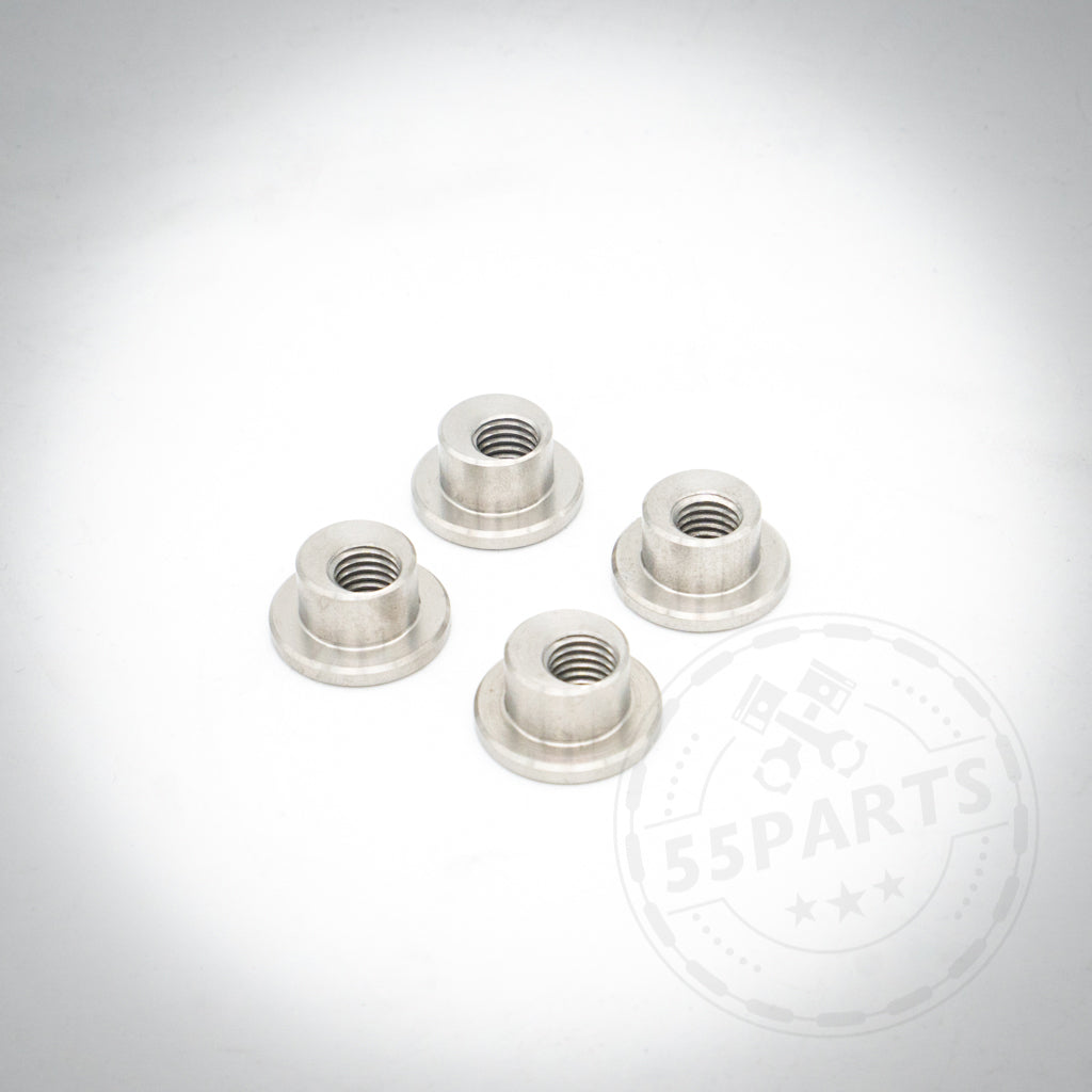 Vier Adapterbuchsen für Performance-Hinterradbremssättel, passend für BMW E36 und E46, werden auf einem weißen Hintergrund mit einem schwachen 55Parts-Logo-Wasserzeichen angezeigt.