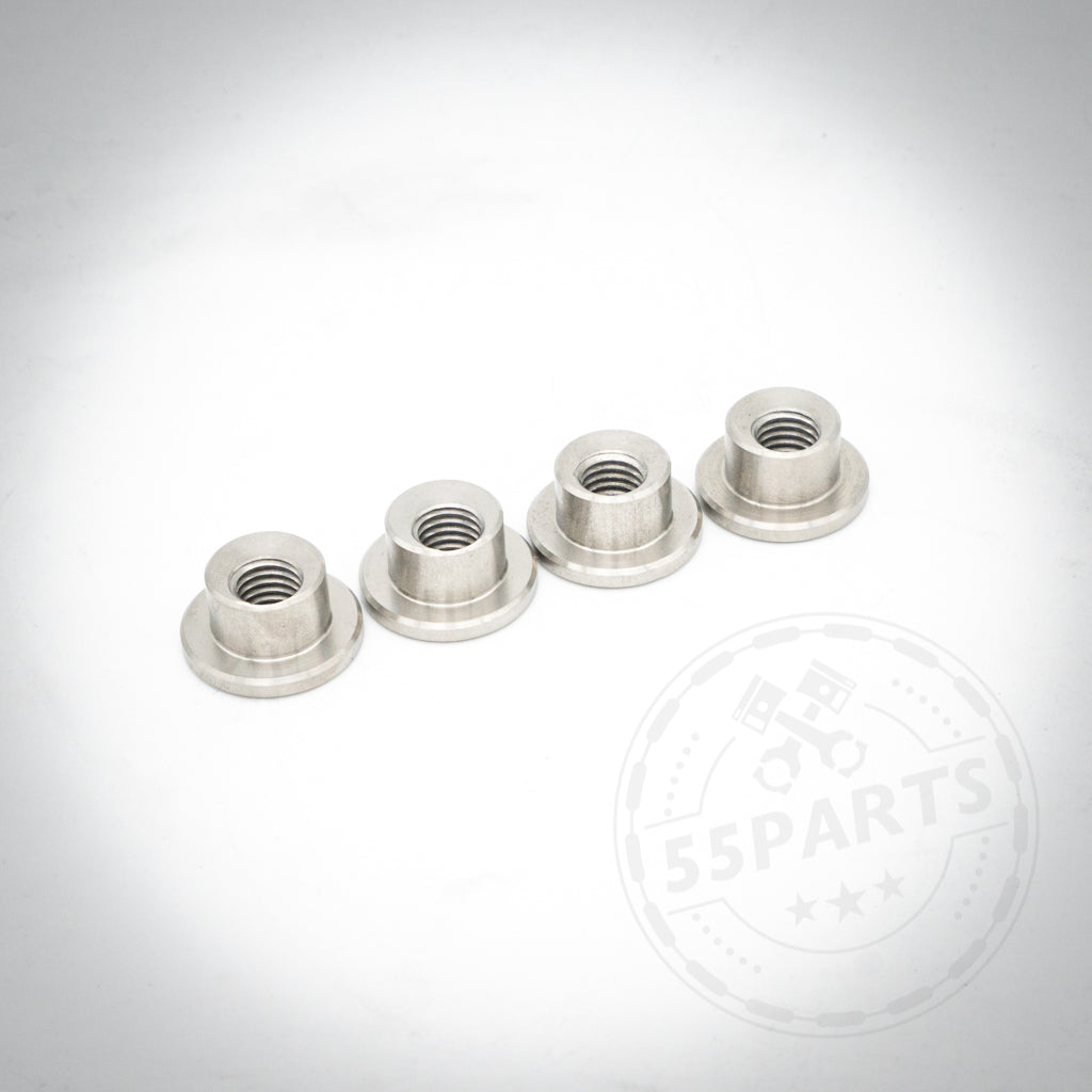 Vier Metall-Adapterbuchsen Performance Bremssattel Hinterachse Muttern mit Flanschen sind in einer Reihe auf weißem Hintergrund angeordnet, passend für BMW E36 und E46 Modelle.