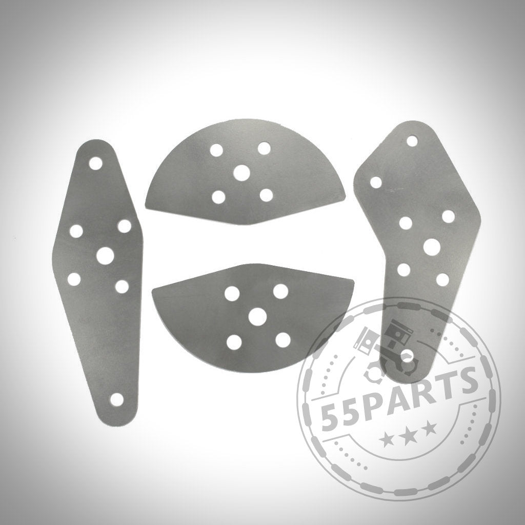 Vier Verstärkungsbleche Hinterachse passend für BMW 3er E36, jedes mit mehreren Löchern für individuelle Hinterachsmodifikationen, dargestellt auf einem hellen Hintergrund mit dem 55Parts-Logo in der unteren rechten Ecke.