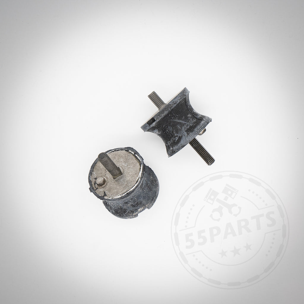 Auf weißem Untergrund sind zwei schwarze zylindrische 55Parts E46 M3 (Upgrade) Getriebelager, passend für BMW 135i, 1er M Coupé, 335i N54/N55 E-/F-Serie, mit Metallbolzen abgebildet – perfekt für präzises Schalten.