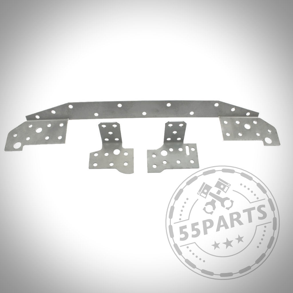 Die Verstärkungsbleche Hinterachse passend für BMW 3er E46 sind graue Metallwinkel mit mehreren Löchern auf weißem Hintergrund mit dem 55Parts-Logo. Ideal für Hinterachsverstärkungen und -modifikationen.