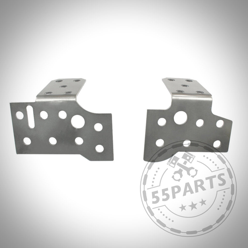 Zwei Verstärkungsbleche Hinterachse passend für BMW 3er E46, mit mehreren Löchern, stehen hochkant auf weißem Untergrund. Unten rechts ist das 55Parts-Logo abgebildet.