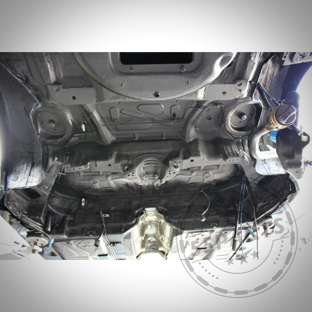 Fahrwerksansicht mit freiliegenden Metallteilen und Verkabelung, mit Verstärkungsbleche Hinterachse passend für BMW 3er E46 und sichtbarem Fahrwerk, von unten fotografiert.