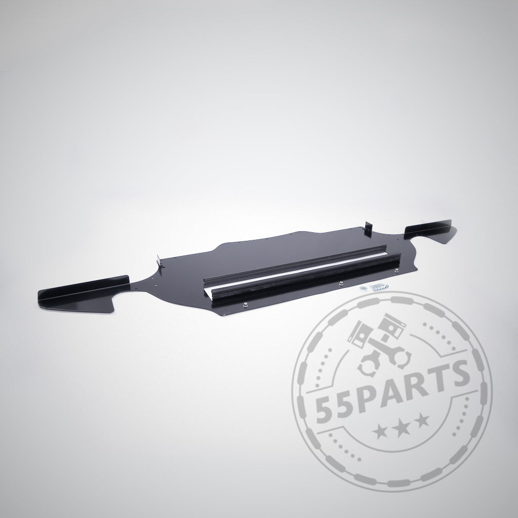 GT4 Style Unterboden Undertray passend für BMW E9x M3 aus schwarzem Metall mit Schrauben, präsentiert auf hellem Hintergrund, 55Parts Logo-Wasserzeichen unten rechts.