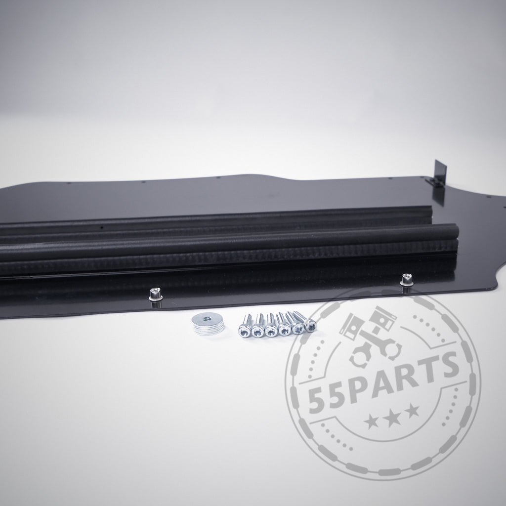 Schwarzer Unterboden im GT4-Stil aus Metall, passend für BMW E9x M3, abgebildet mit Schrauben und Unterlegscheiben auf weißer Oberfläche.