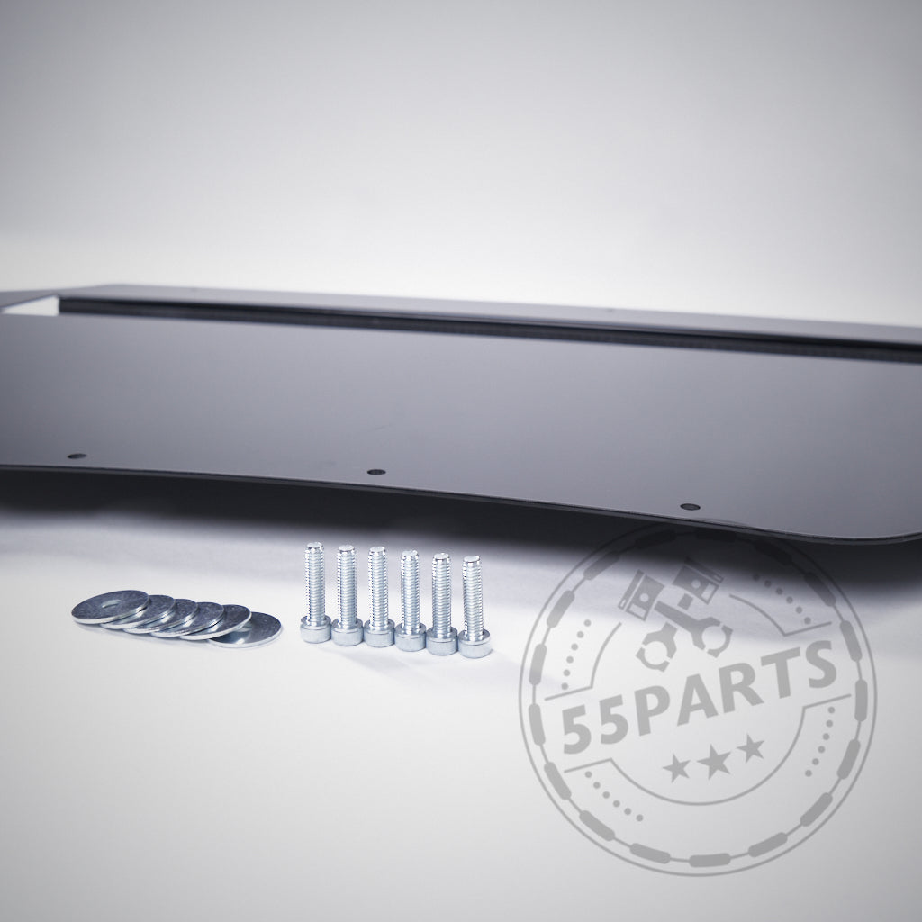 GT4 Style Unterboden Undertray passend für BMW E9x M3, schwarze Metallplatte mit Schrauben und Unterlegscheiben, vor hellem Hintergrund.