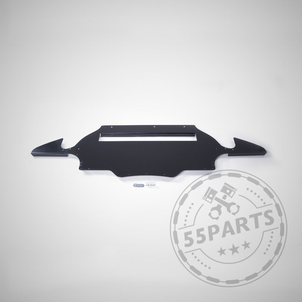 GT4 Style Unterboden Undertray passend für BMW E9x M3 aus schwarzem Metall mit Schrauben, präsentiert auf hellem Hintergrund, 55Parts Logo-Wasserzeichen unten rechts.
