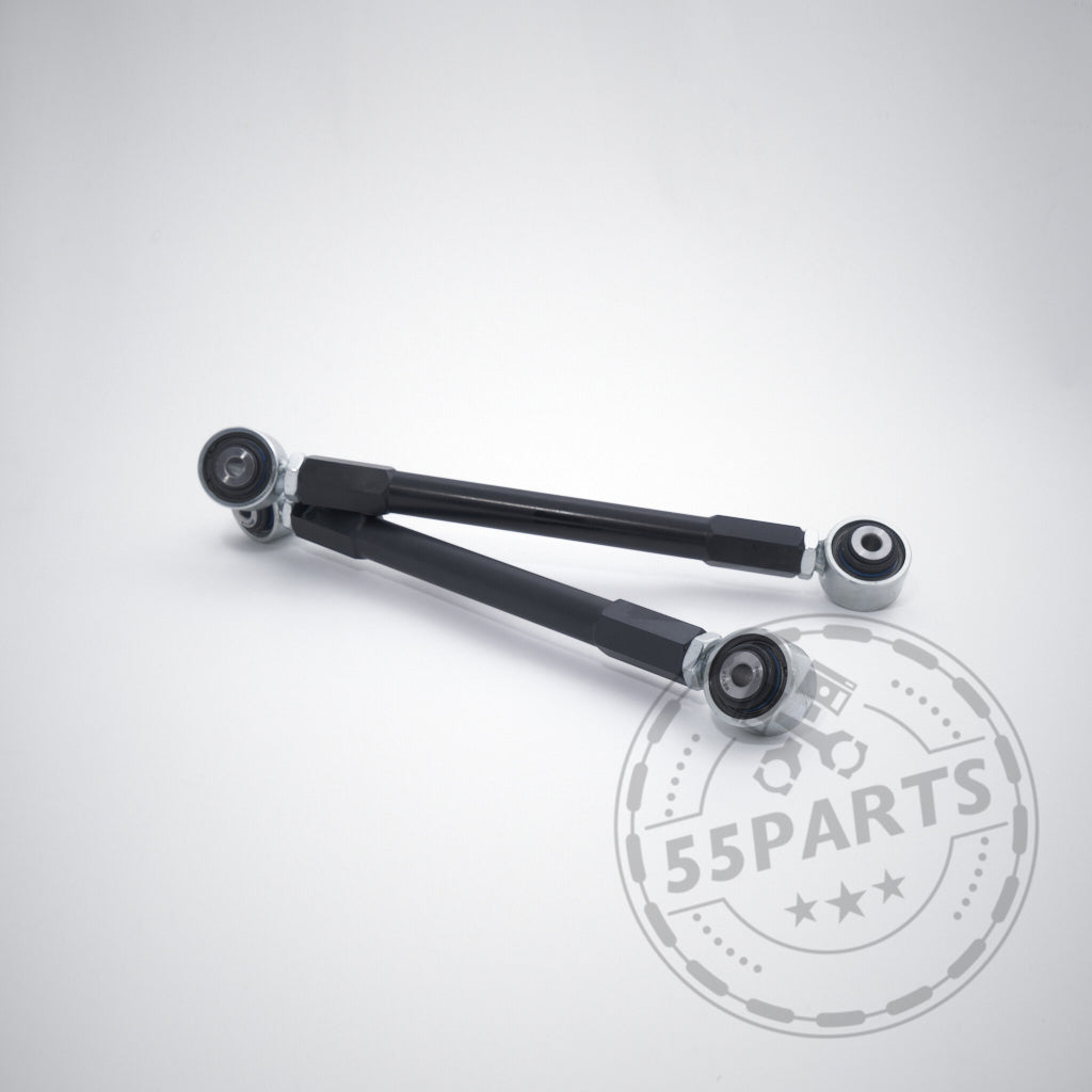 55Parts Exklusives Uniball-Lenkerset: Zwei schwarze, verstellbare hintere Querlenker mit silbernen Enden passend für BMW 1er E8x, 1er M Coupé und 3er M3 E9x auf weißem Hintergrund; 55Parts-Logo in der Ecke.