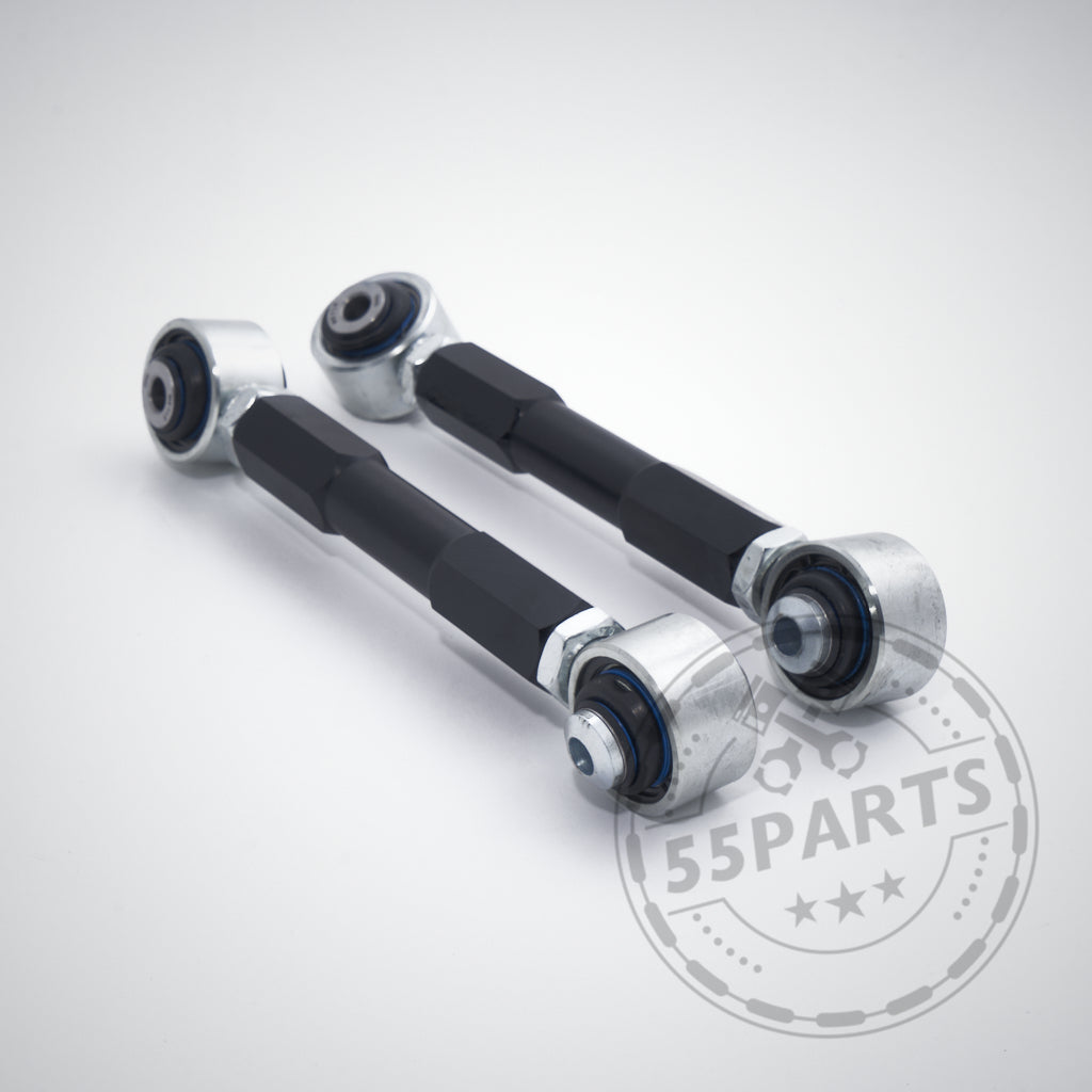 Zwei Uniball-Hinterachslenker aus Metall mit schwarzem Mittelpunkt und silbernem Ende passend für BMW 1er E8x, 1er M Coupé und 3er M3 E9x, abgebildet auf hellem Hintergrund mit dem 55Parts-Logo als Wasserzeichen.