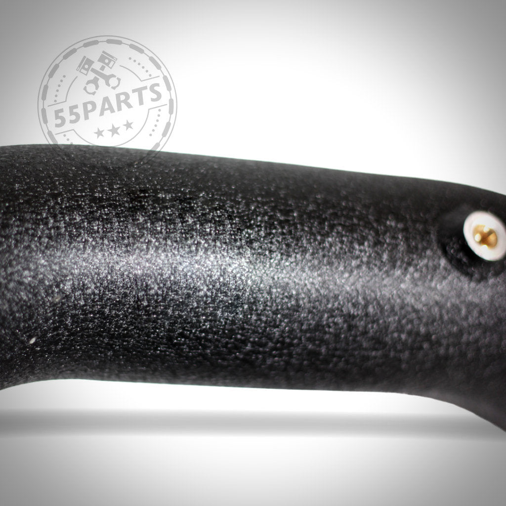 Nahaufnahme der Aluminium-Ladeluftleitung passend für BMW 135i, 335i(x) N55 E-Serie mit strukturiertem schwarzen Griff und Schraube. Ideal für Ladeluftverrohrungs-Upgrades und Full Bolt-On-Anwendungen. Inklusive Gutachten.