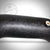 Nahaufnahme der Aluminium-Ladeluftleitung passend für BMW 135i, 335i(x) N55 E-Serie mit strukturiertem schwarzen Griff und Schraube. Ideal für Ladeluftverrohrungs-Upgrades und Full Bolt-On-Anwendungen. Inklusive Gutachten.