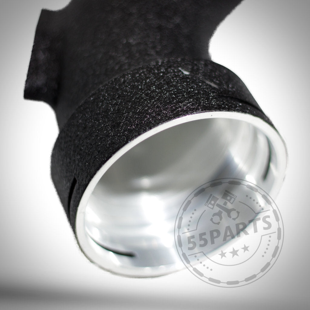 Nahaufnahme einer schwarz-silbernen 55Parts Aluminium Chargepipe passend für BMW 135i, 335i(x) N55 E-Serie, einschließlich Zertifikat, ideal für Full Bolt On-Setups mit einem dezenten 55Parts-Wasserzeichen.