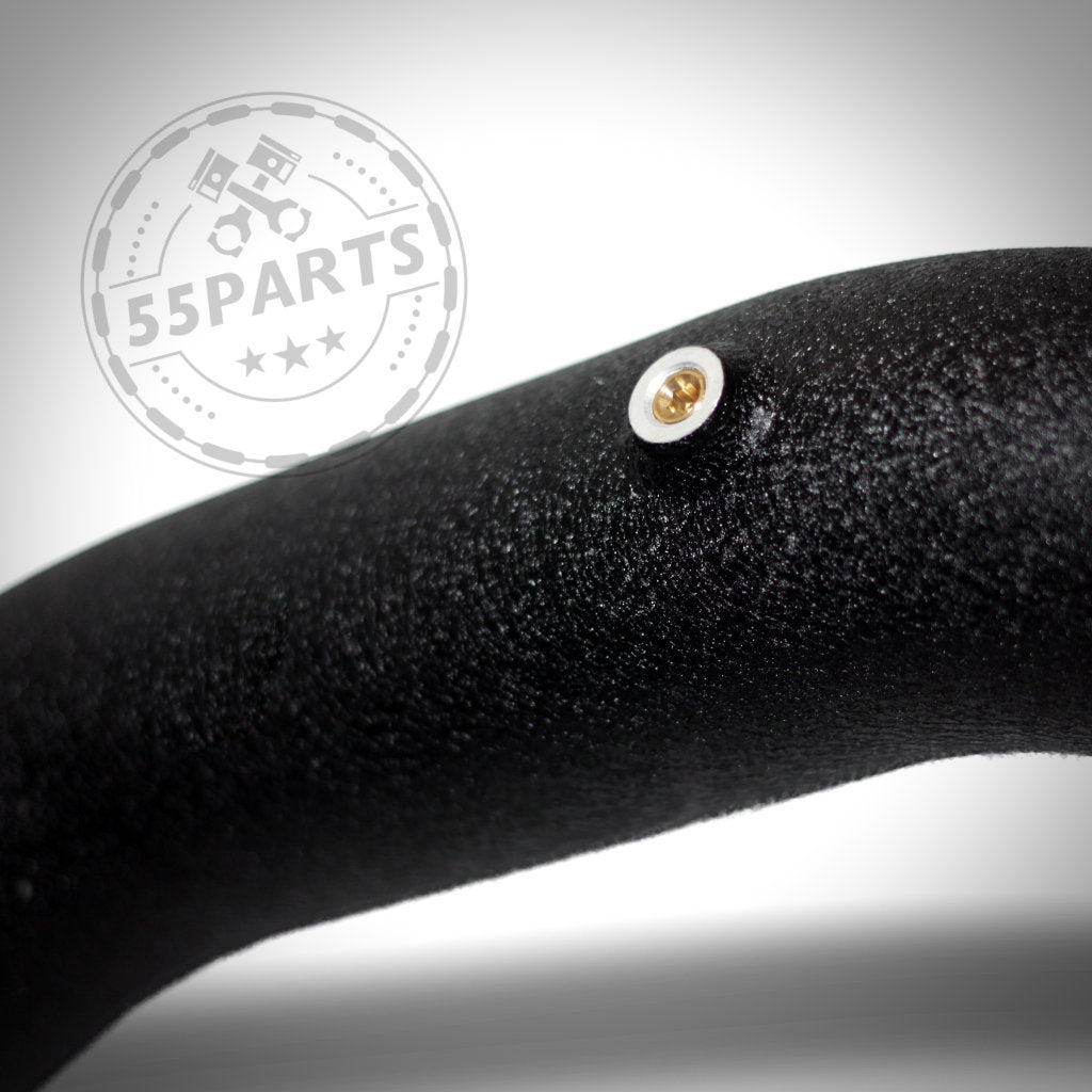 Nahaufnahme eines schwarz strukturierten 55Parts Aluminium-Chargepipe passend für BMW 135i, 335i(x) N55 E-Serie mit kleinem weißem und Messing-Fitting, inklusive Gutachten im Hintergrund.