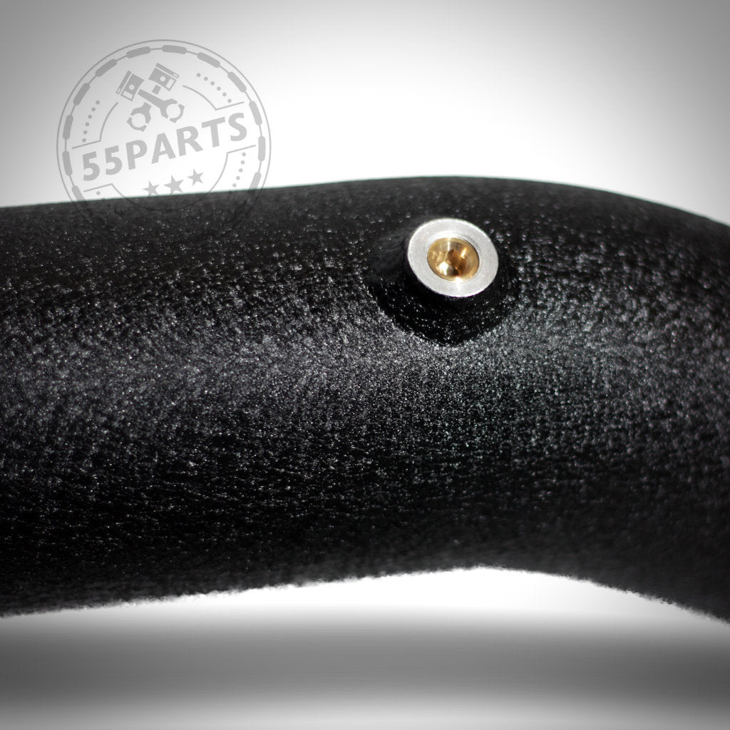 Nahaufnahme einer strukturierten schwarzen Aluminium-Chargepipe passend für BMW 135i, 335i(x) N55 E-Serie INKLUSIVE GUTACHTEN, mit einem Metallgewindeeinsatz und dem Markenlogo im Hintergrund.