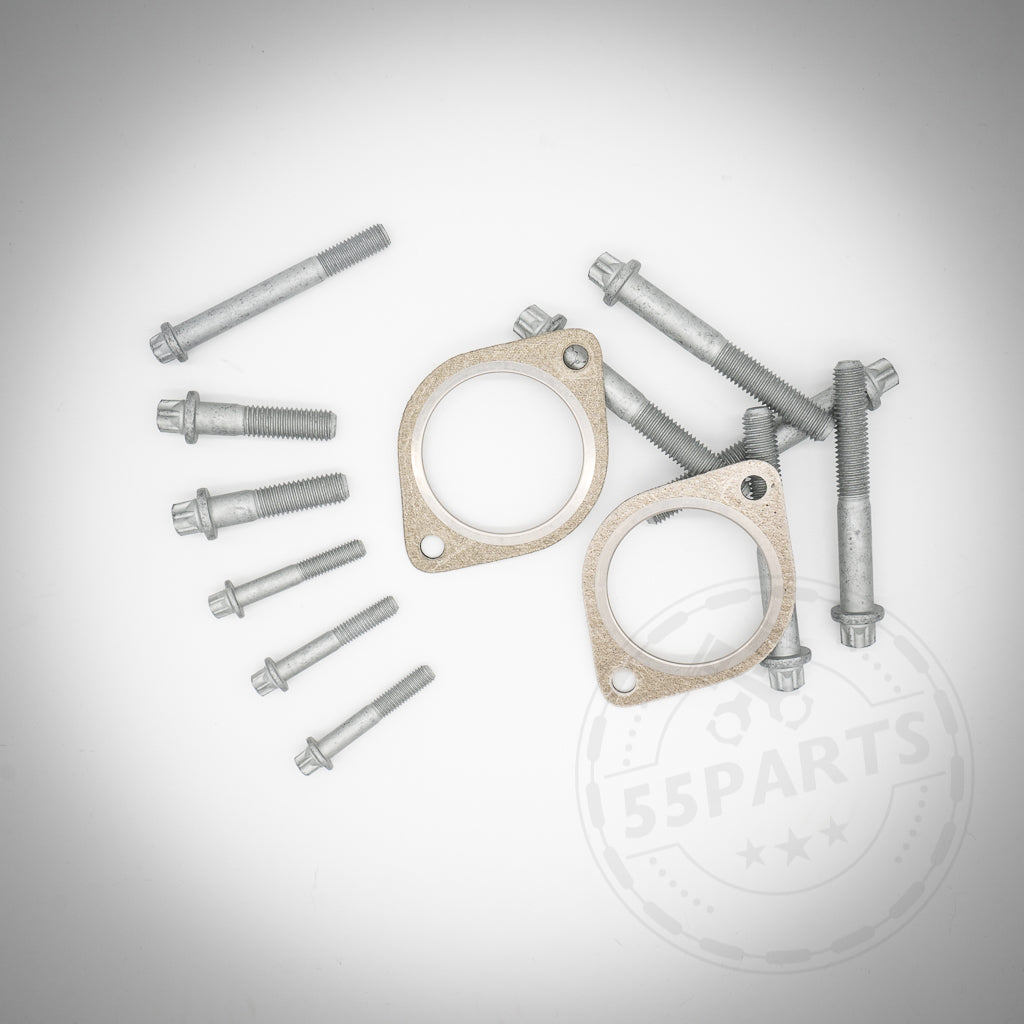 Zwei Metalldichtungen und acht Schrauben aus dem 55Parts Einbauset Schwungrad/Kupplung passend für BMW 135i, 1er M Coupé, 335i(x) N54 sind auf einer weißen Fläche mit einem schwachen EMS-Logo in der Ecke angeordnet.