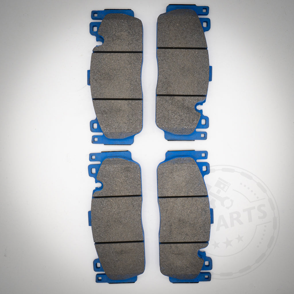 Vier graue Endless-Bremsbeläge, konzipiert für den AP Racing Pro5000R Bremssattel, mit blauen Trägerplatten, sind vertikal auf weißem Hintergrund angeordnet.