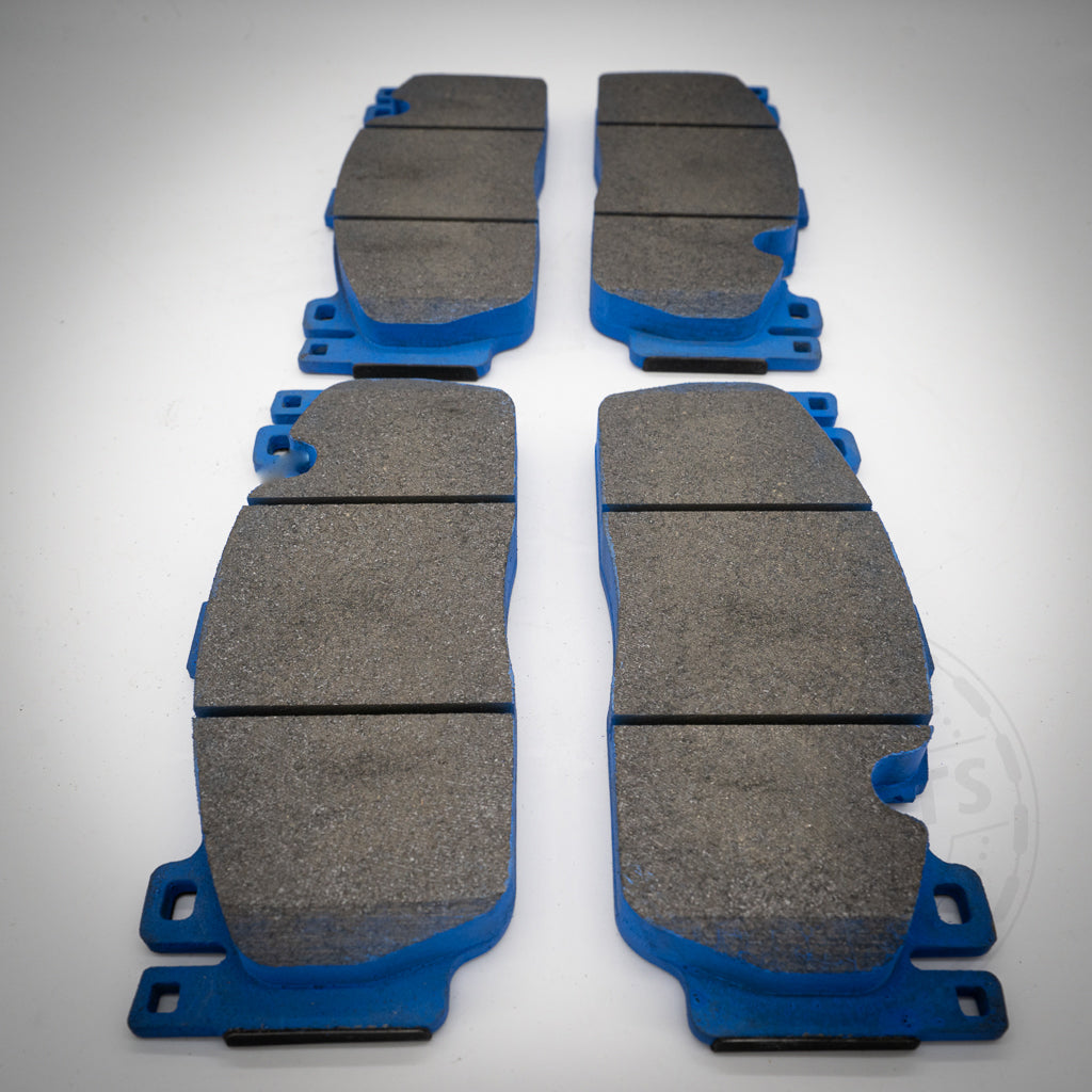 Vier Paar Endless Bremsbeläge, passend für AP Racing Pro5000R Bremssattel, sind in zwei Reihen auf einer weißen Fläche angeordnet.