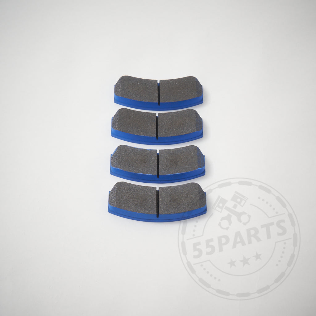 Vier Paar graue und blaue 55Parts Endless Bremsbeläge, passend für AP Racing Pro5000R Bremssattel, sind vertikal auf weißem Hintergrund angeordnet – ideal für Rennstrecken-Fans, die ein Upgrade von Serienbremsen suchen.