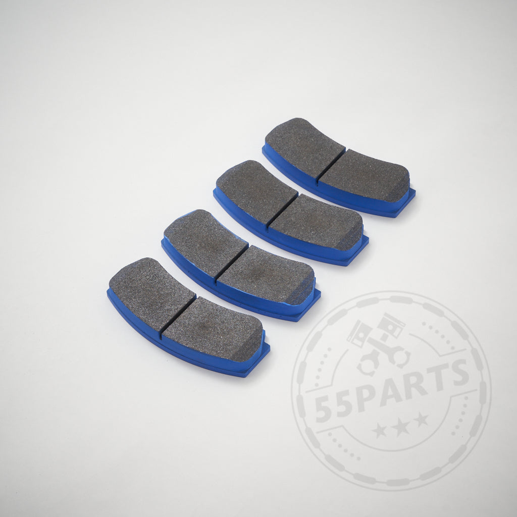 Vier Endless-Bremsbeläge, entwickelt für AP Racing Pro5000R-Bremssättel, sind diagonal auf weißem Hintergrund angeordnet – ideal für den Einsatz auf der Straße und der Rennstrecke.