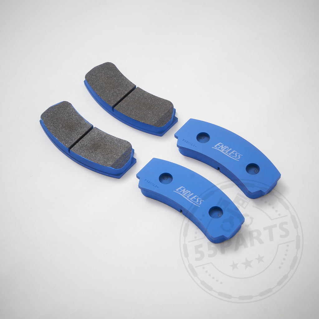 Zwei blaue Endless-Bremsbeläge, entwickelt für den AP Racing Pro5000R-Bremssattel, sind von oben und unten auf weißem Hintergrund abgebildet – ideal zum Aufrüsten von Serienbremsen oder zum Streben nach Rennstreckenleistung.