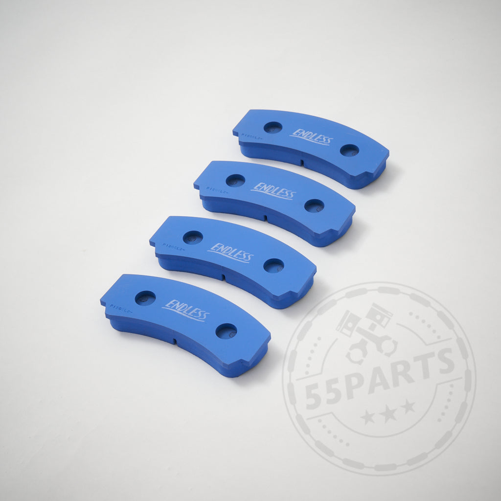 Vier blaue Endlos-Bremsbeläge passend für AP Racing Pro5000R Bremssattel sind diagonal auf weißem Hintergrund angeordnet, ideal für den Hochleistungseinsatz. Ein dezentes 55Parts-Logo ist im Bild zu sehen.