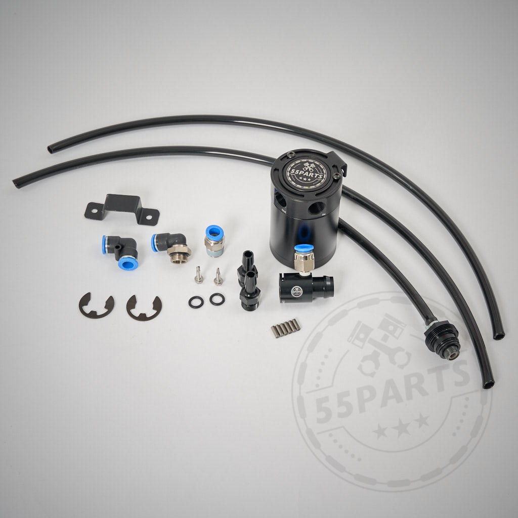 55Parts Exklusives externes PCV-System „Leerlaufseite“ passend für BMW 135i, 1er M Coupé und 335i(x) N54, inklusive Schläuchen, Fittings, Schellen und Schrauben. Alle Komponenten sind hellgrau hinterlegt.