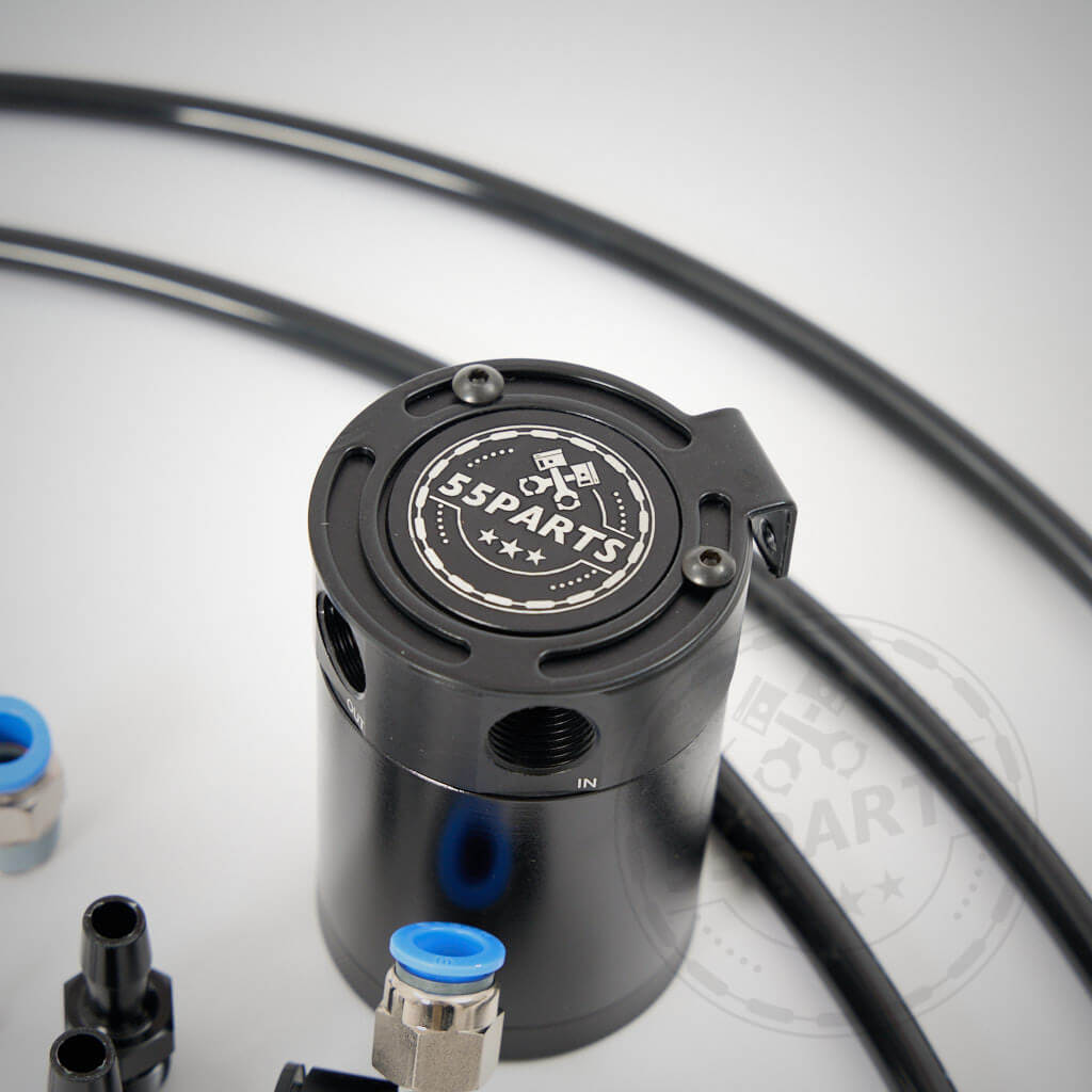 Ein exklusives externes PCV-System „Leerlaufseite“ passend für BMW 135i, 1er M Coupé und 335i(x) N54 wird auf weißem Hintergrund angezeigt und verfügt über Schläuche und Anschlüsse mit dem 55Parts-Logo.