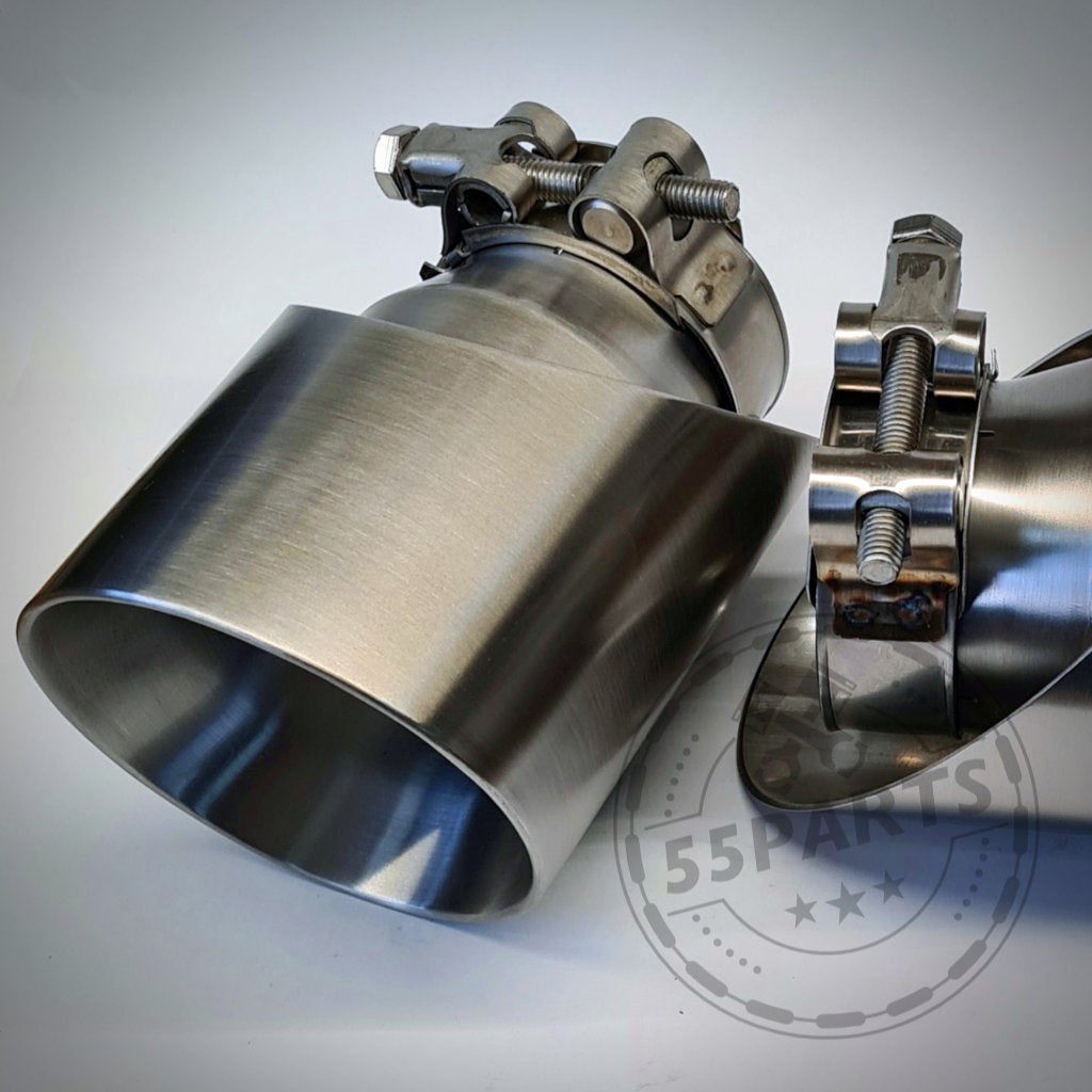 Zwei 55Parts Special Endrohrblenden aus Edelstahl, passend für F22, F23, F30-F36 x35i/x40i, mit Klemmen – auf weißem Hintergrund und dezentem 55Parts Logo.