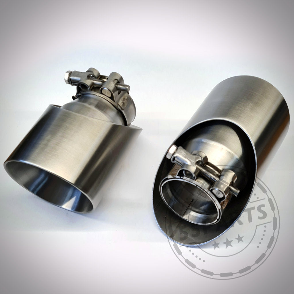 Zwei 55Parts Special Endrohrblenden aus Edelstahl, passend für F22, F23, F30-F36 x35i/x40i, mit Klemmen – auf weißem Hintergrund und dezentem 55Parts Logo.