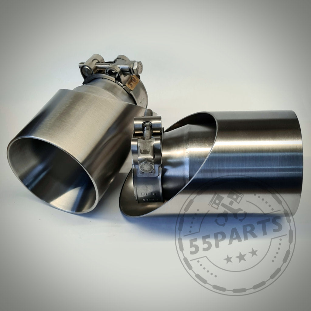Zwei 55Parts Special Endrohrblenden für F22, F23, F30–F36 x35i/x40i mit Schellen, auf hellem Hintergrund und sichtbarem 55Parts Logo. Perfekt zur Aufwertung Ihrer Abgasanlage.