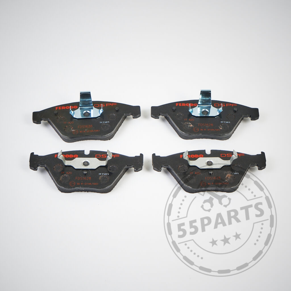 Vier Ferodo Bremsbeläge passend für BMW 3er E9x 335i, 1er M Coupe und M3 E9x Hinterachse, zwei mit blauen Clips, auf weißem Untergrund mit 55Parts Logo. Ideal für Rennstrecken-Performance.