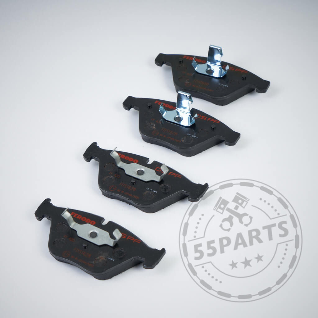 Vier schwarze Ferodo Bremsbeläge 4-Kolben Anlage (ohne Keramik) passend für BMW M135i/40i, M235i/40i, 335i/40i, 435i/40i, M2, M3 & M4 (F-Serie), diagonal angeordnet auf weiß mit 55Parts Logo – ideal für die Rennstrecke.
