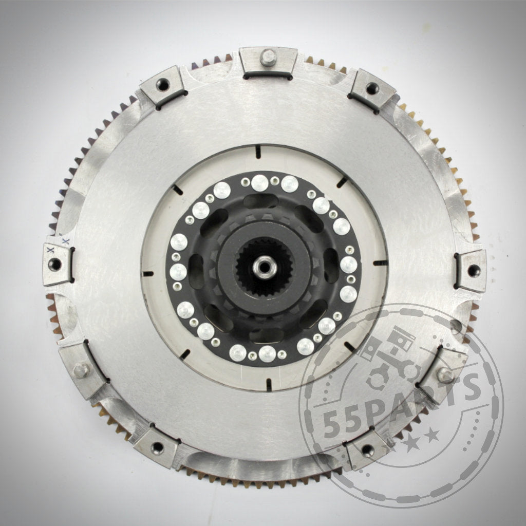 Drei Kupplungs- und zwei Druckplatten aus der 55Parts Exklusive: Zweischeibenkupplung inkl. EMS passend für BMW 135i, 335i(x) N54 sind kreisförmig auf weißem Untergrund angeordnet.