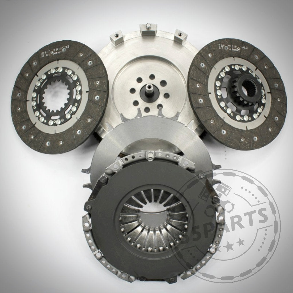 Drei Kupplungs- und zwei Druckplatten aus der 55Parts Exklusive: Zweischeibenkupplung inkl. EMS passend für BMW 135i, 335i(x) N54 sind kreisförmig auf weißem Untergrund angeordnet.