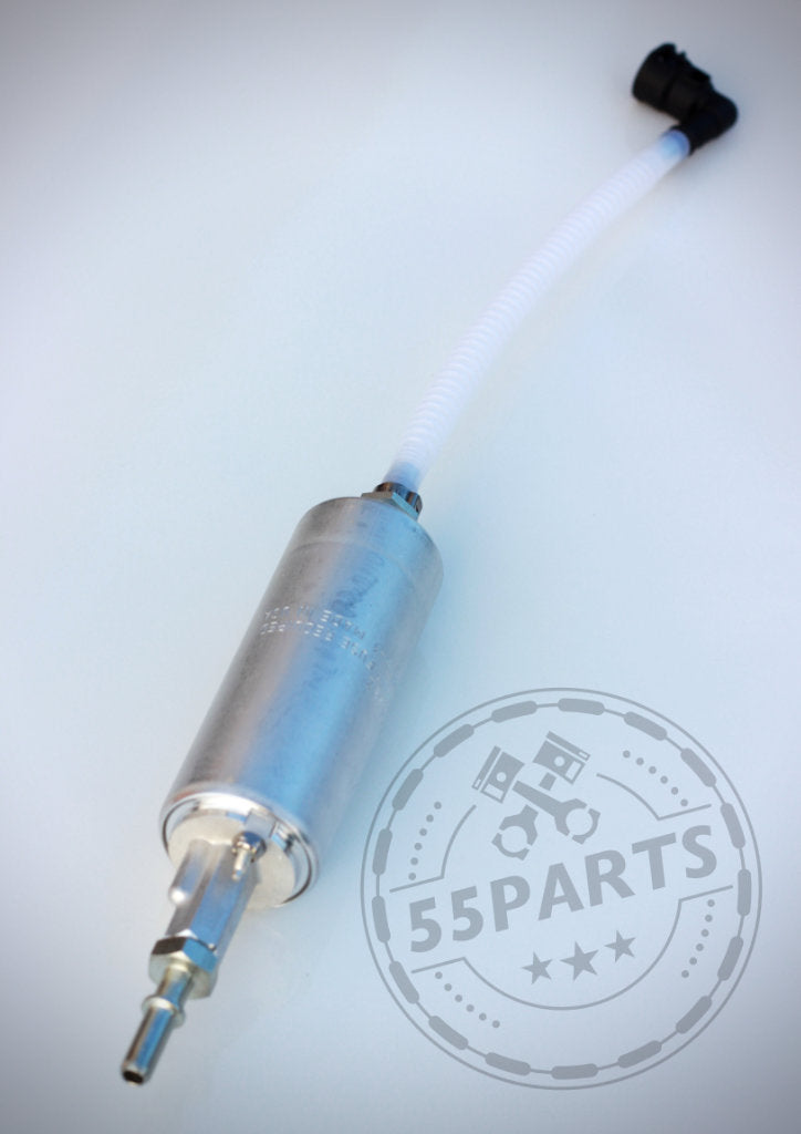 Walbro Stage 1 LPFP Benzinpumpenkit (GSL392 Inline) passend für BMW 135i, 1er M Coupé und 335i(x) N54/N55 E-Serie, abgebildet mit Schlauchanschluss auf heller Oberfläche und 55Parts-Logo.