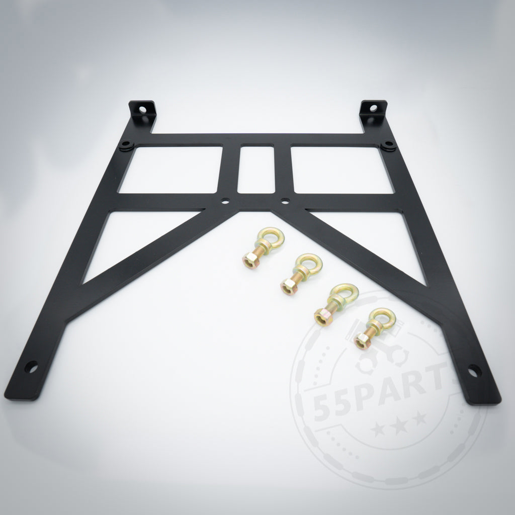 55Parts Exclusive Gurtadapter für 6 Punkt Renngurte, passend für BMW E- und F-Serie, mit schwarzer Halterung und vier goldenen Schrauben sowie Unterlegscheiben auf hellgrauem Hintergrund.