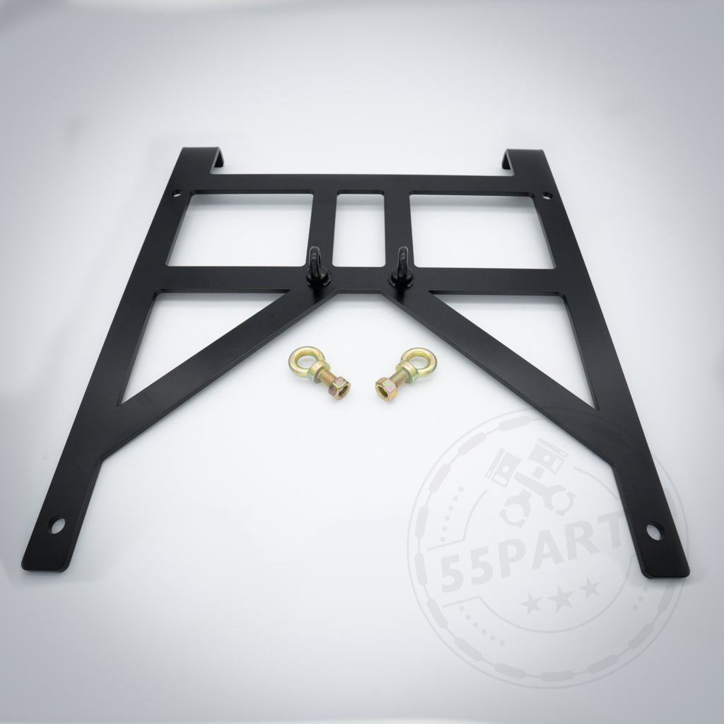 55Parts Exclusive: Schwarzer Metall-Gurtadapter mit zwei goldenen Bolzen, für 6-Punkt-Renngurte, passend für BMW E- und F-Serie. Auf weißem Hintergrund angezeigt.