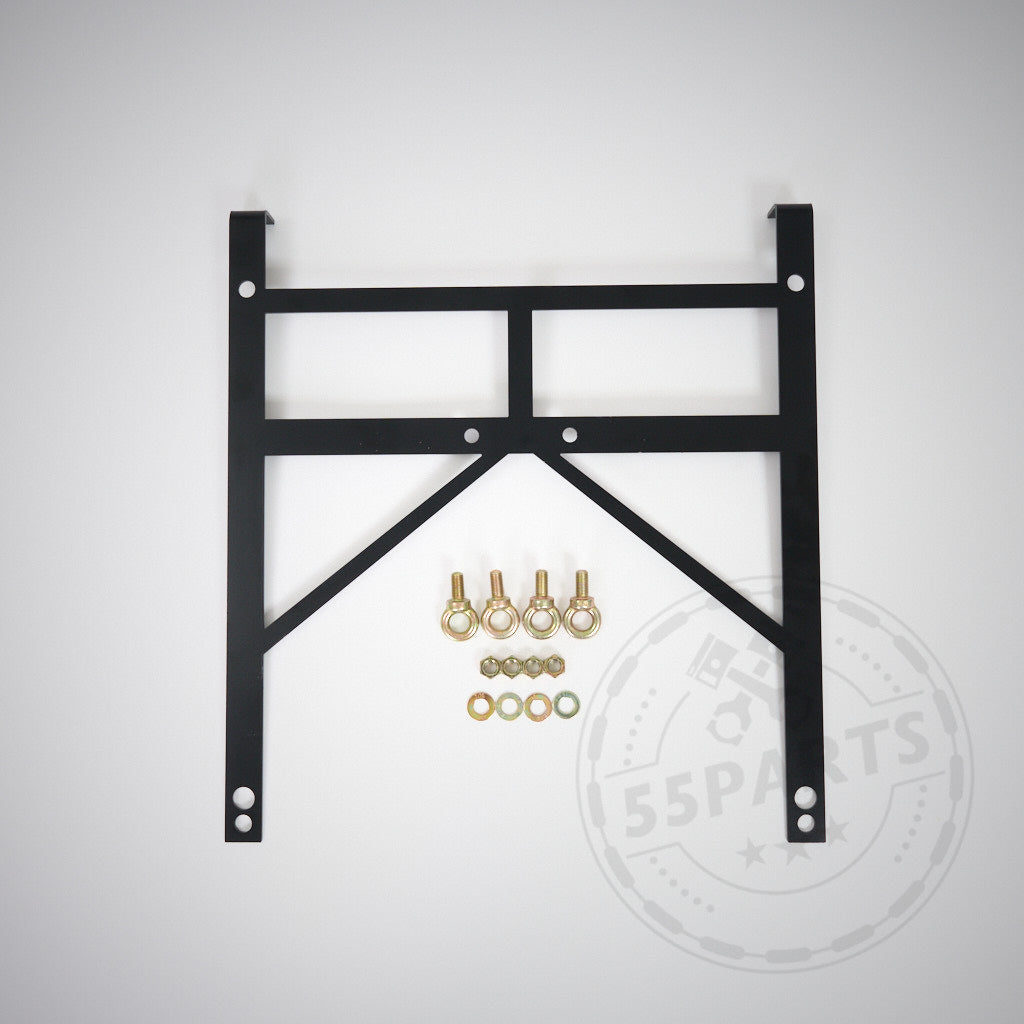 Der 55Parts Exclusive Gurtadapter für 6 Punkt Gurte, Renngurte passend für Toyota GR Yaris beinhaltet eine schwarze Metallhalterung mit Schrauben, Unterlegscheiben und Ringschrauben – ideal für die sichere Installation des Gurtes.